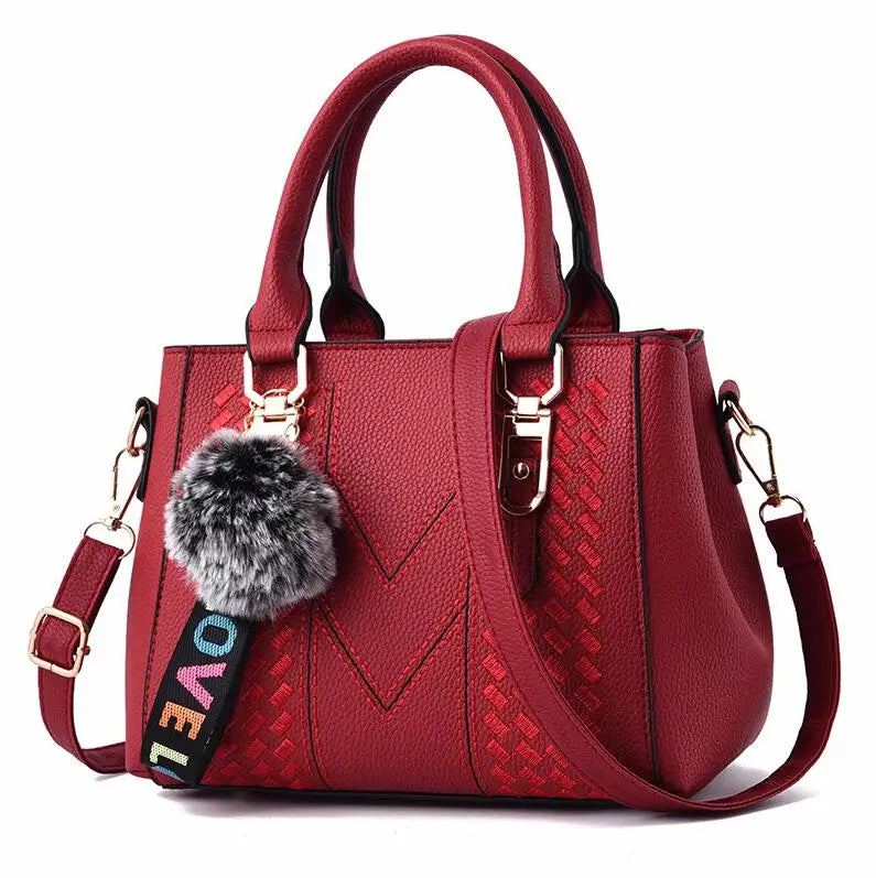 Bolsa Transversal Feminina com Detalhe em Couro e Pompom Estiloso - ZAUVELLE