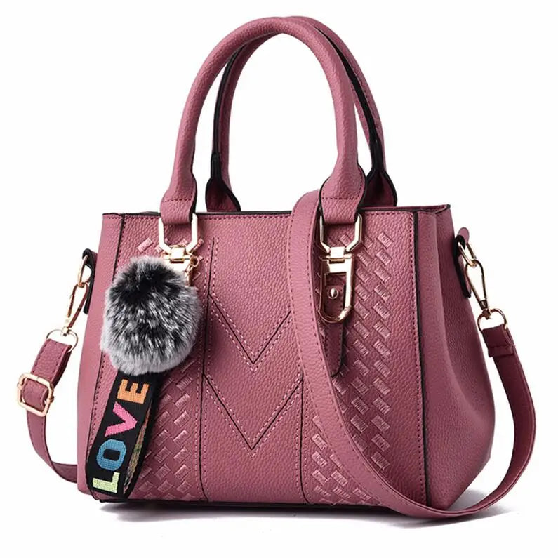 Bolsa Transversal Feminina com Detalhe em Couro e Pompom Estiloso - ZAUVELLE