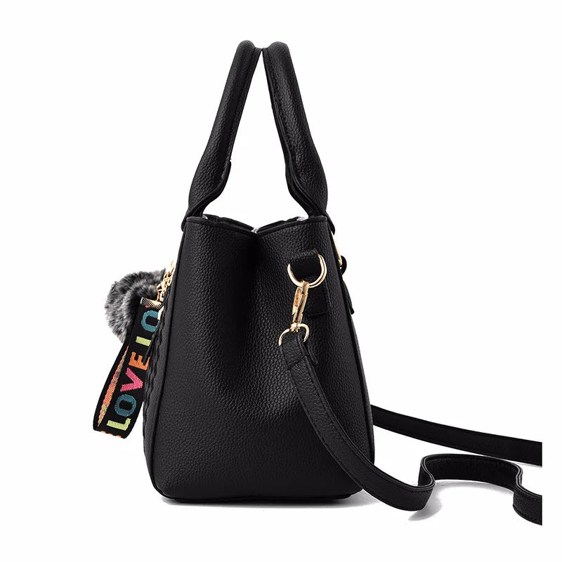 Bolsa Transversal Feminina com Detalhe em Couro e Pompom Estiloso - ZAUVELLE