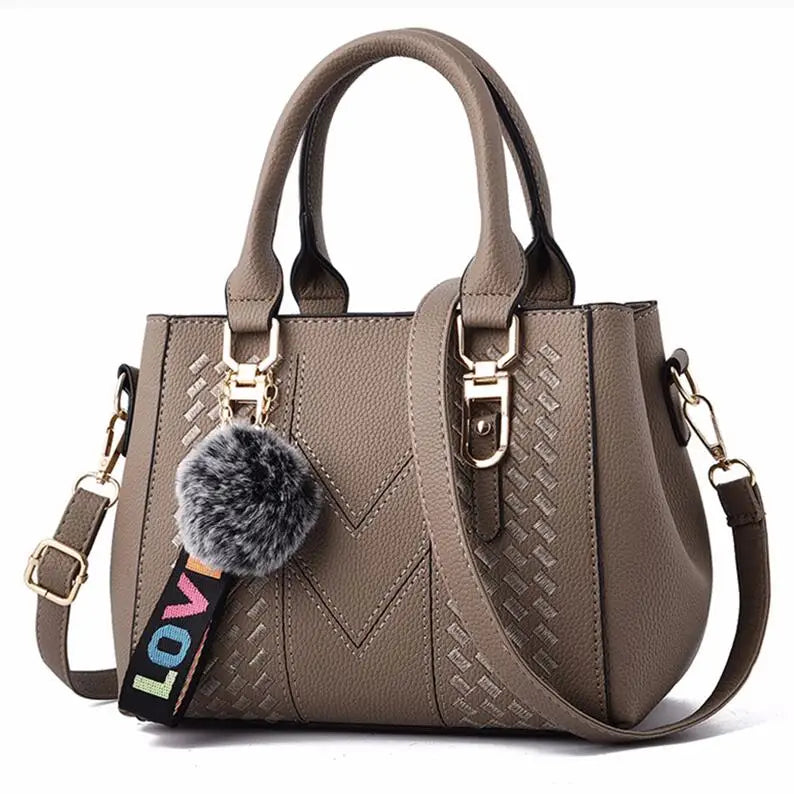 Bolsa Transversal Feminina com Detalhe em Couro e Pompom Estiloso - ZAUVELLE