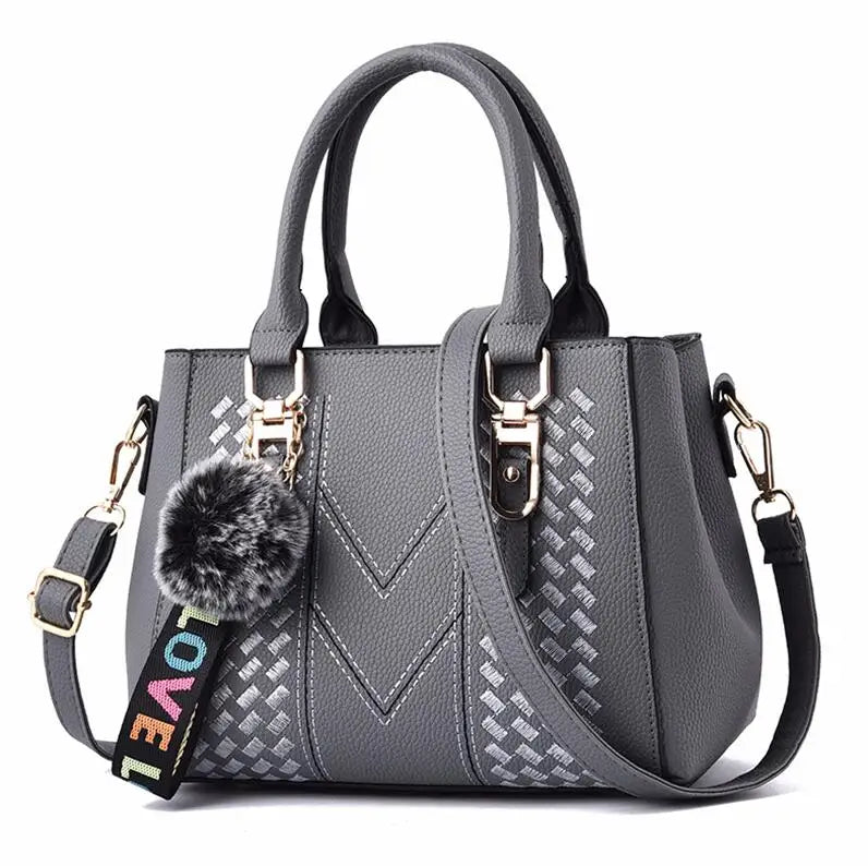 Bolsa Transversal Feminina com Detalhe em Couro e Pompom Estiloso - ZAUVELLE