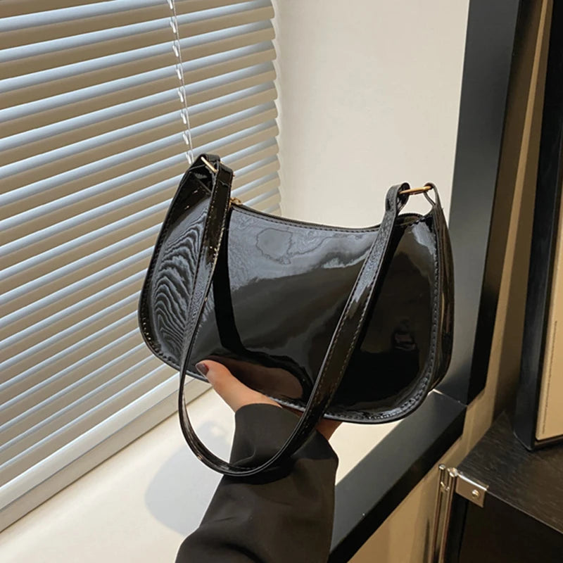 Bolsa de Ombro Hobo Feminina – Elegância Minimalista - ZAUVELLE
